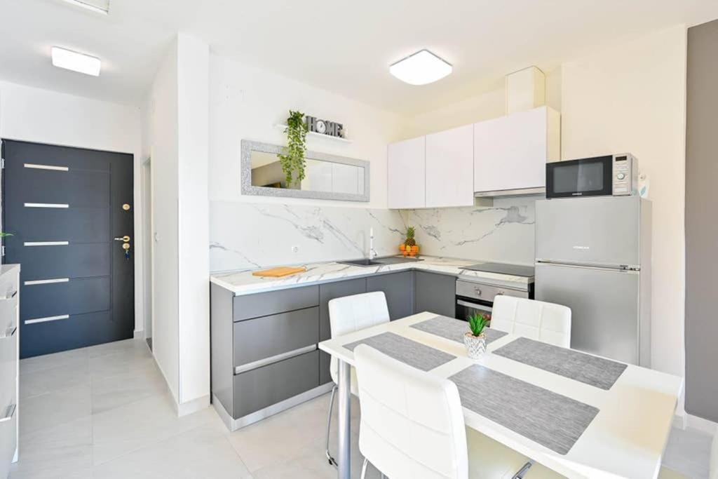 Apartment Noemi With A Direct Beach View Rabac Zewnętrze zdjęcie
