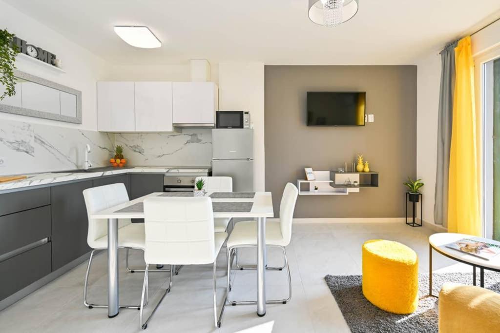 Apartment Noemi With A Direct Beach View Rabac Zewnętrze zdjęcie